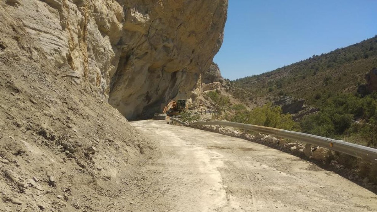 Imatge de la retirada de runa a la carretera de Sant Esteve de la Sarga.