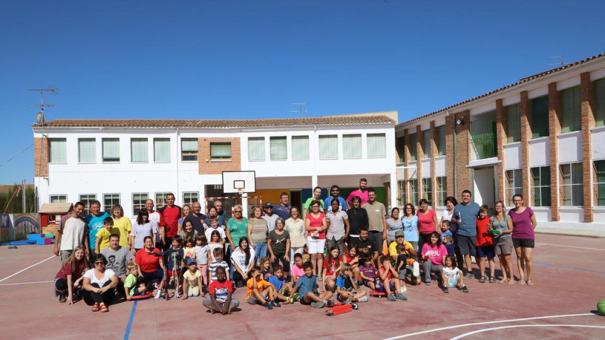 Los padres, alumnos y vecinos que trabajaron el domingo. 