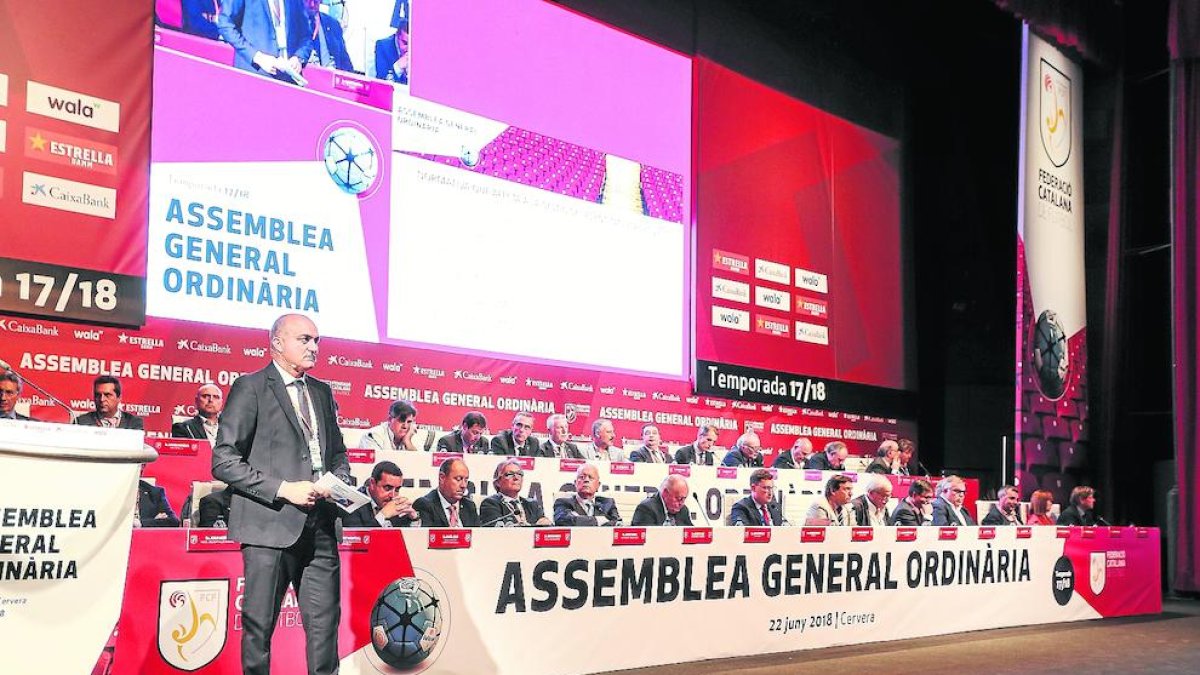 Andreu Subies, durant una assemblea quan presidia la Catalana.