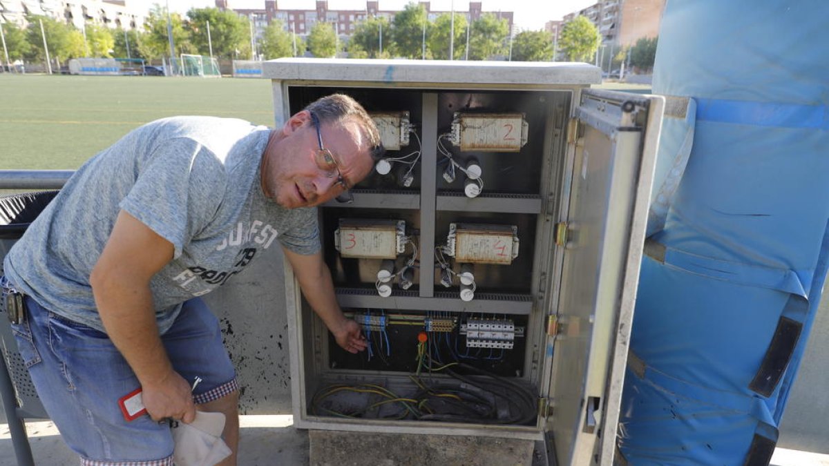 El presidente de la UE Baláfia, Paco Rodríguez, muestra una de las cajas donde están los cables, reventada una vez más.