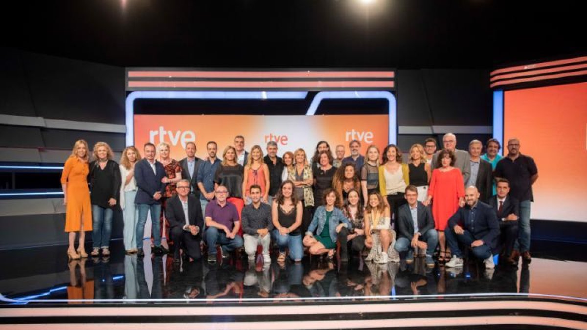 Foto de familia de los responsables de RTVE Catalunya, que ayer presentaron las novedades.