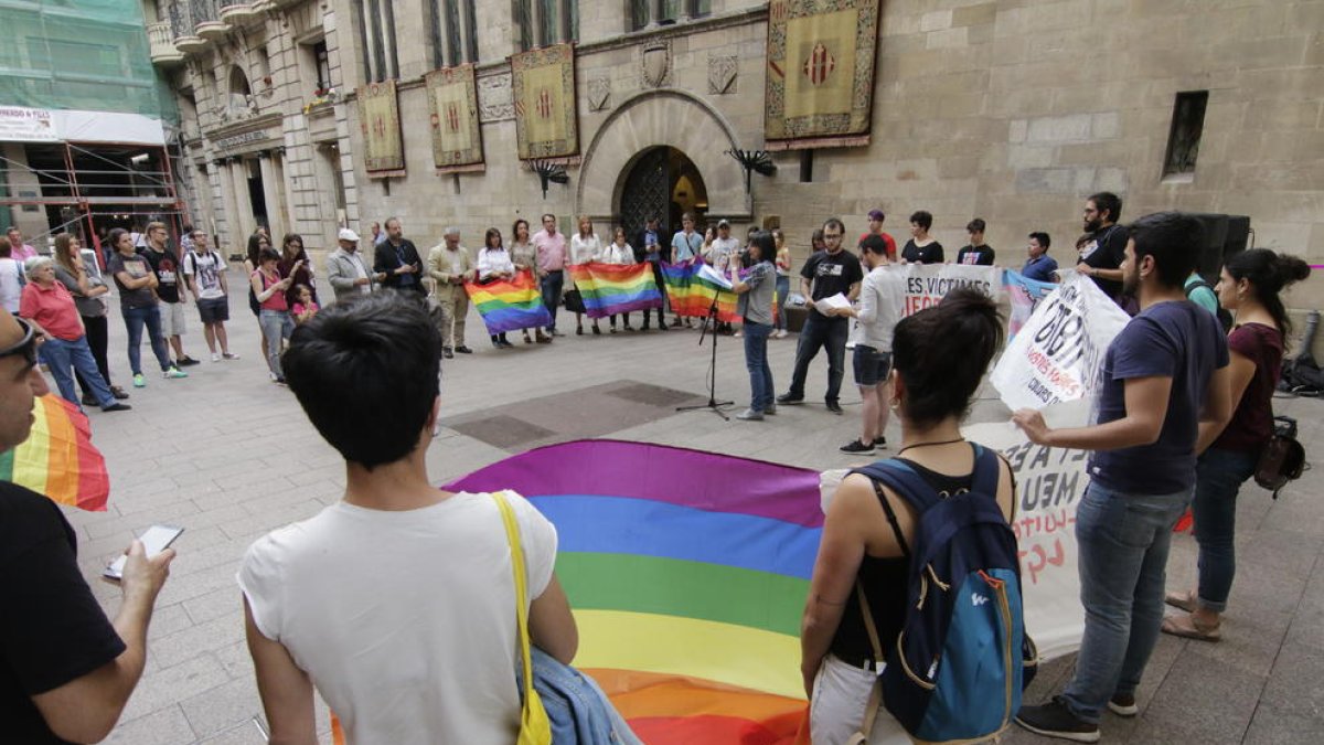 Imagen de archivo de una concentración contra la LGTBIfobia en la plaza Paeria de Lleida. 
