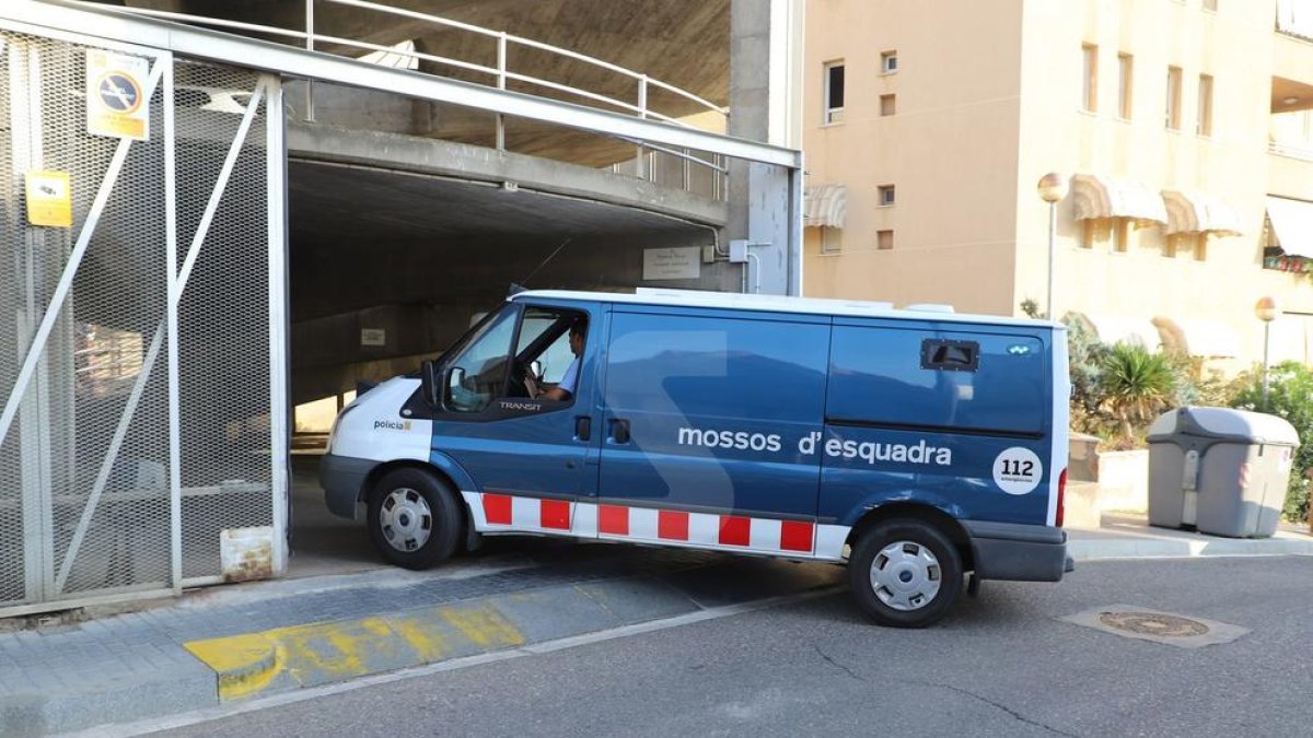 El furgó dels Mossos d'Esquadra amb la parella detinguda entra als jutjats de Lleida.