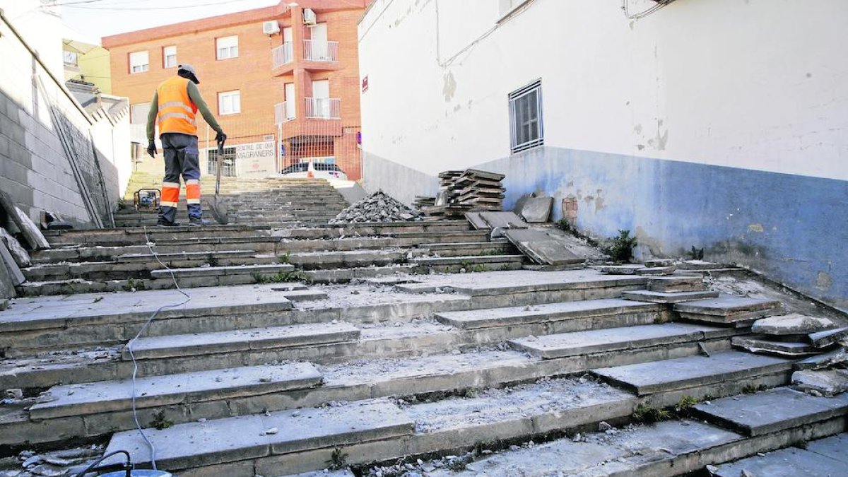 Renovació de les escales entre els carrers García Lorca i Soldevila