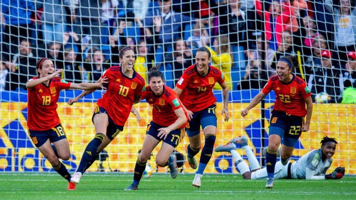 Las jugadoras de la selección española de fútbol celebran un gol contra la de Sudáfrica.