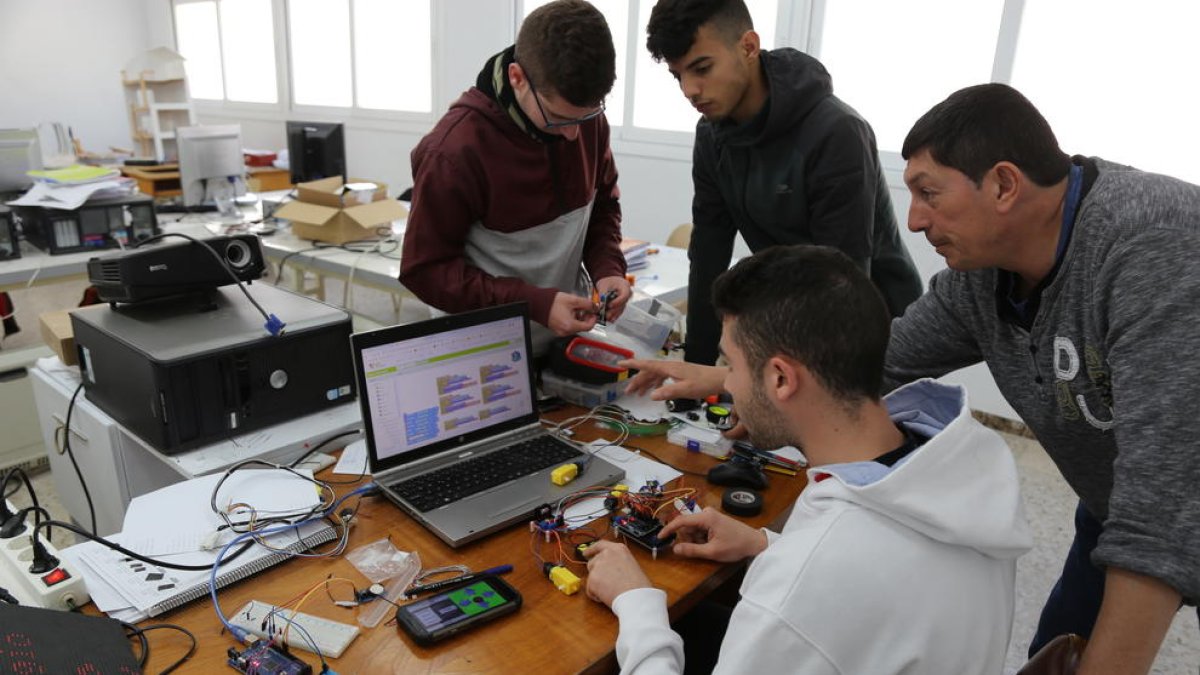 Els alumnes de FP del col·legi de Mequinensa creant el seu robot.