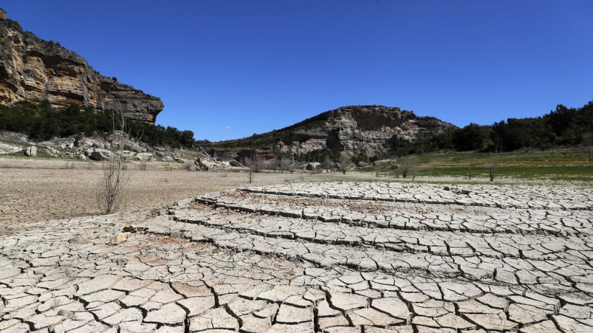 La cua del pantà de Canelles abans d’entrar al congost de Mont-rebei, totalment seca per la falta de precipitacions.