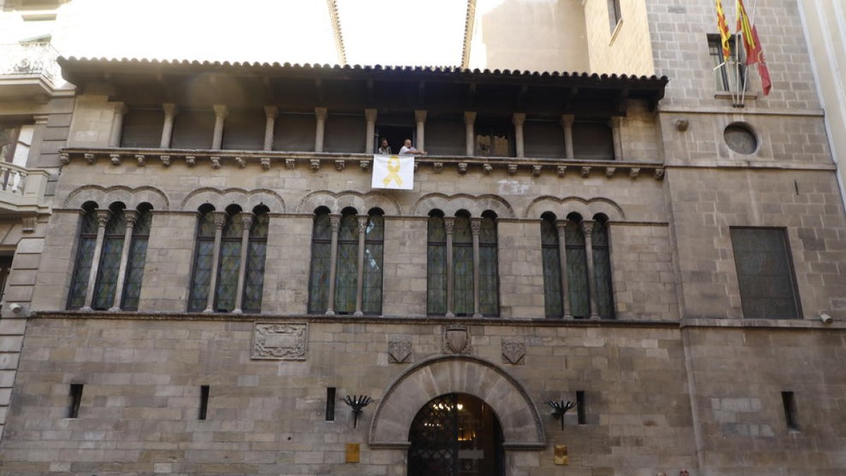 El llaç groc a la façana de la Paeria es va tornar a col·locar el 9 d’agost després d’haver estat despenjat per un grup espanyolista.