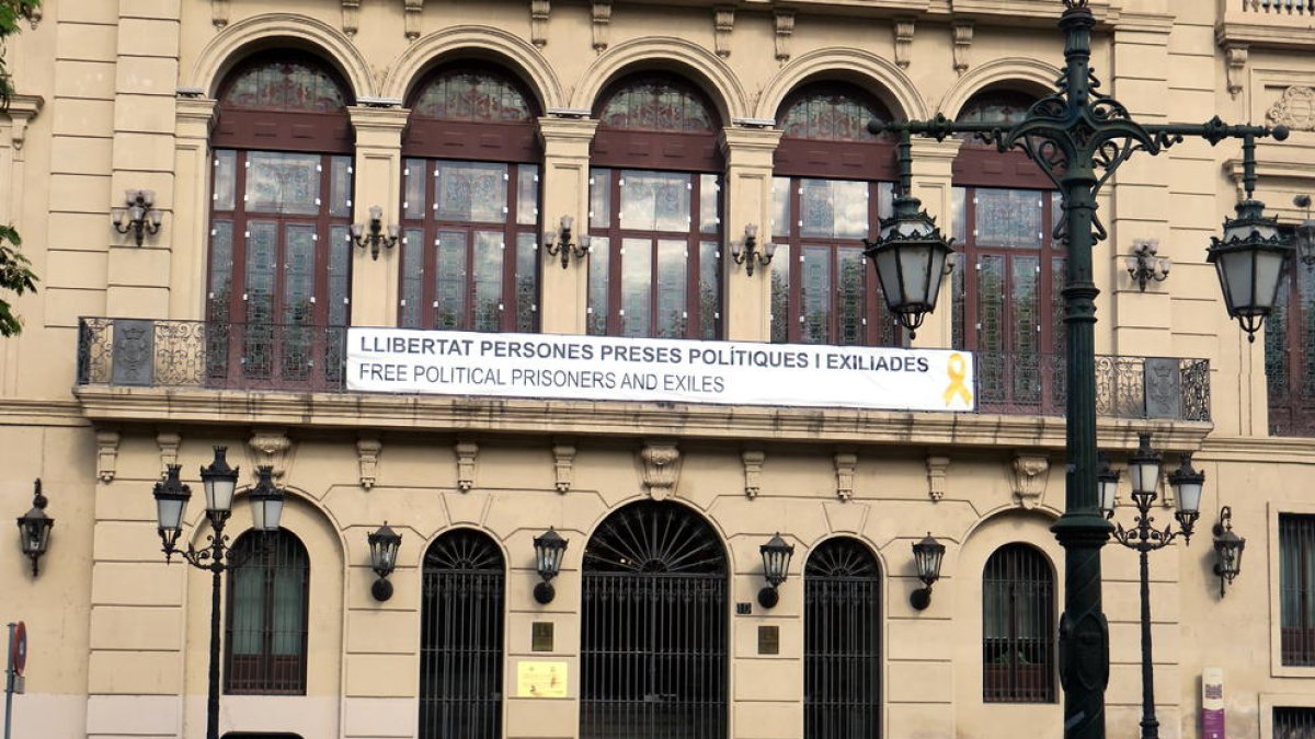 La pancarta colgada en la fachada de la avenida Blondel.