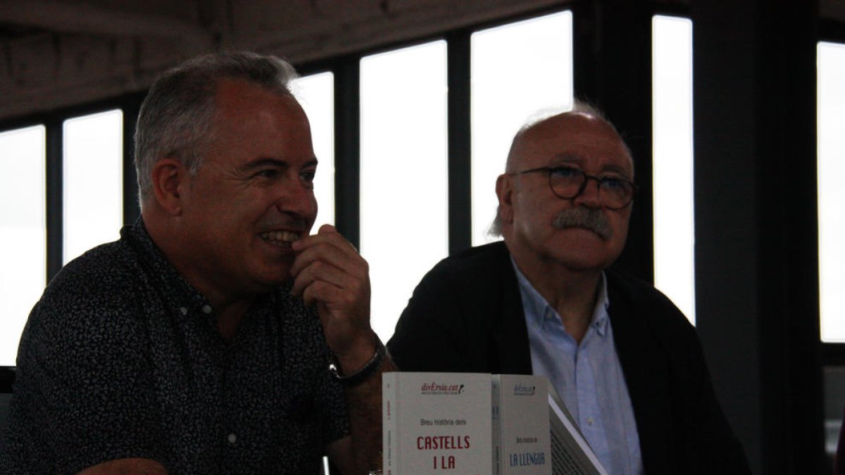 Jordi Bertran, autor del manual ‘casteller’, y Josep-Lluís Carod-Rovira, director de la nueva colección.