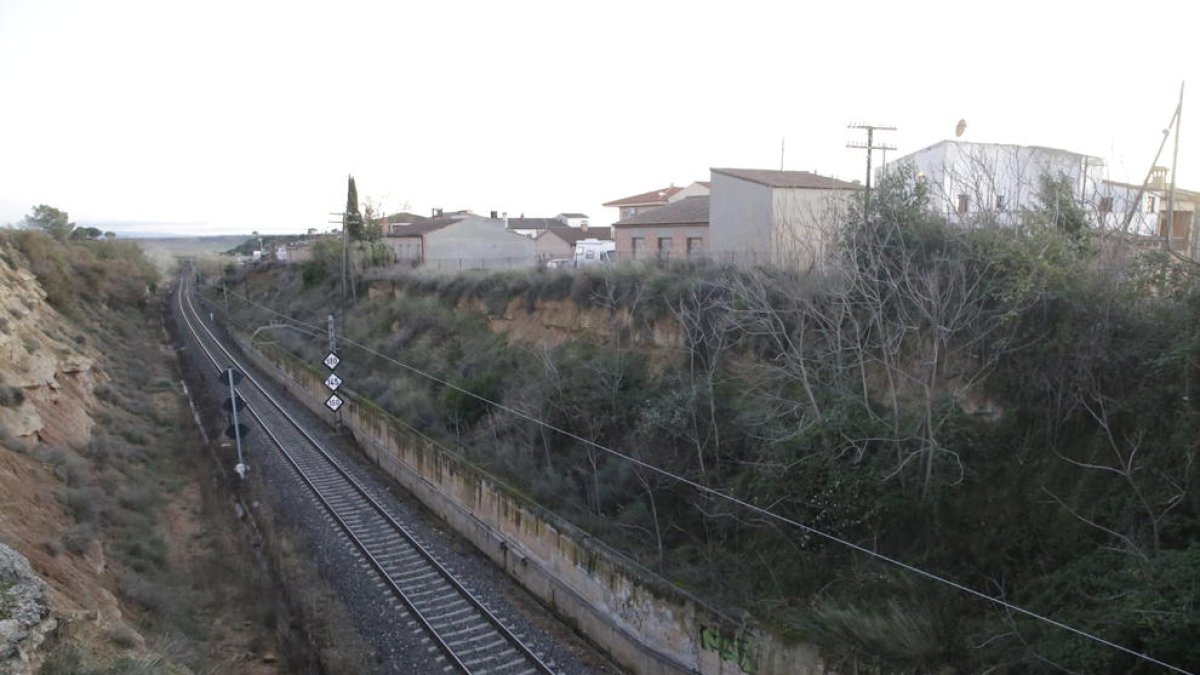 El talud que separa la vía del tren, a una cota inferior, de las casas de la calle Formigó de Raimat.