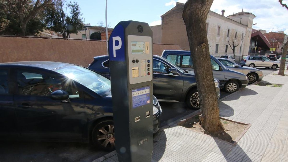 Imagen de archivo de plazas de zona azul en Lleida.