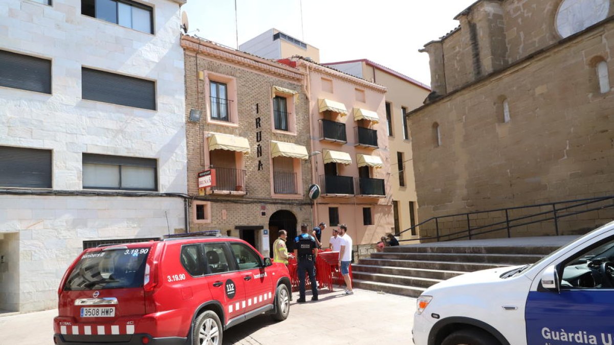 Efectivos de Bomberos y Urbana ayer en la plaza Sant Llorenç.