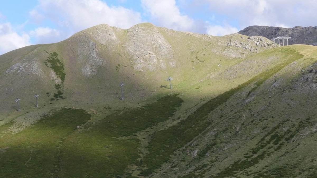 Pilonas para el telesilla de la estación de esquí inacabada de Vallfosca en la montaña de Filià.