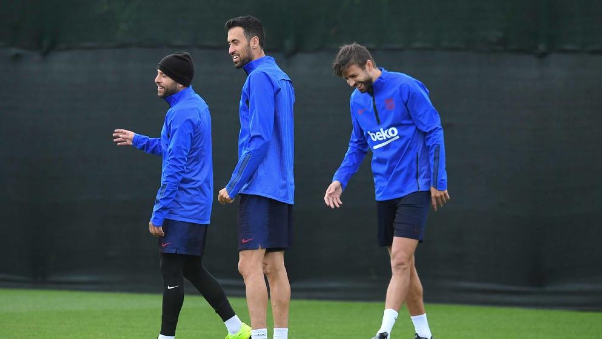 Jordi Alba, Busquets i Piqué durant l’entrenament.