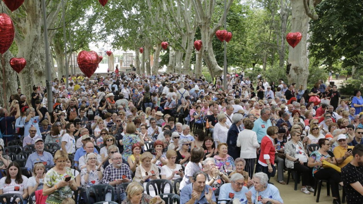 Los Camps Elisis se llenaron de personas en la X Trobada de Corals con el lema Lleida canta a les Personas.