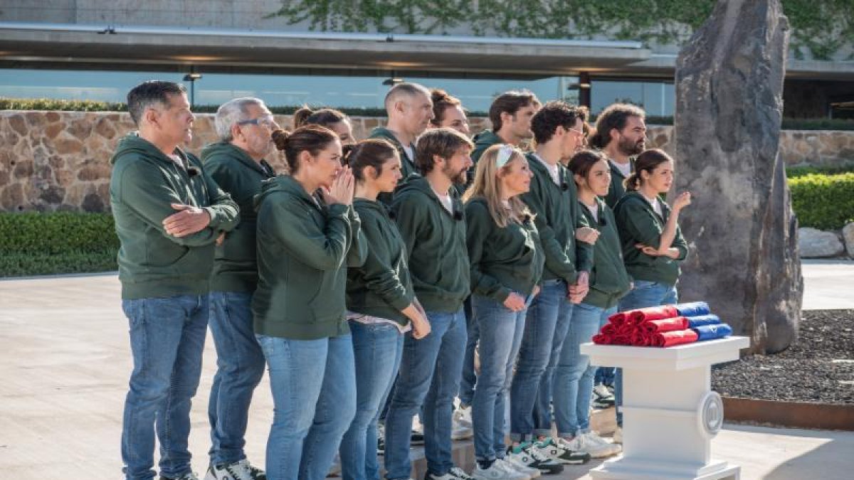 Los concursantes posan ante los delantales del concurso.