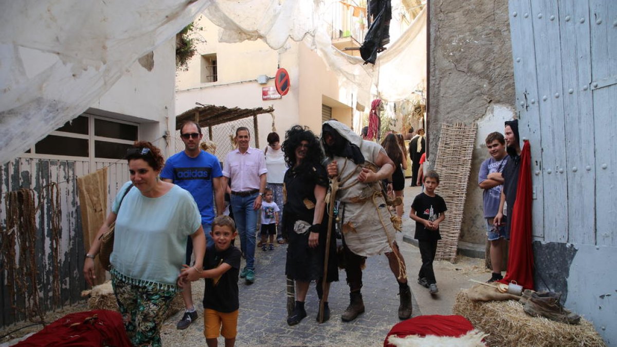 Personajes caracterizados por las calles de Almenar, ayer.