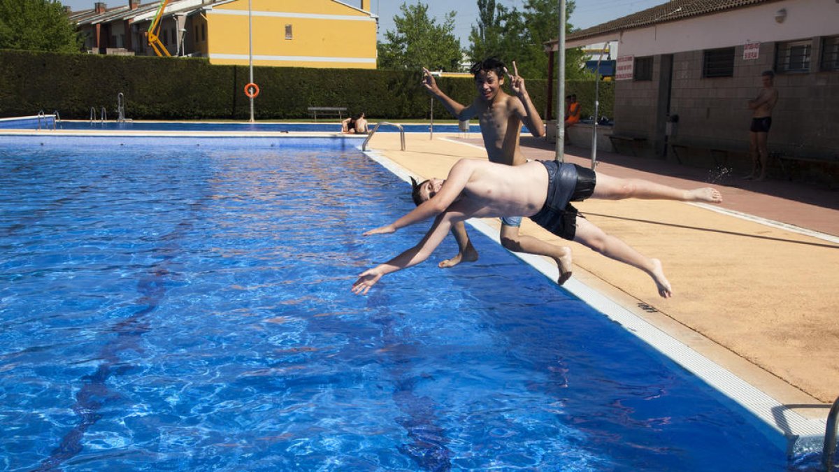 Usuaris a les piscines d’Agramunt, dissabte passat.