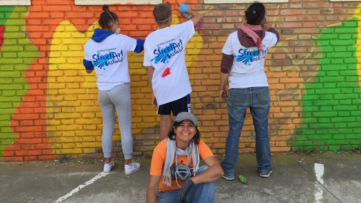 La artista Alejandra Barahona dirigió el taller juvenil de grafitis.