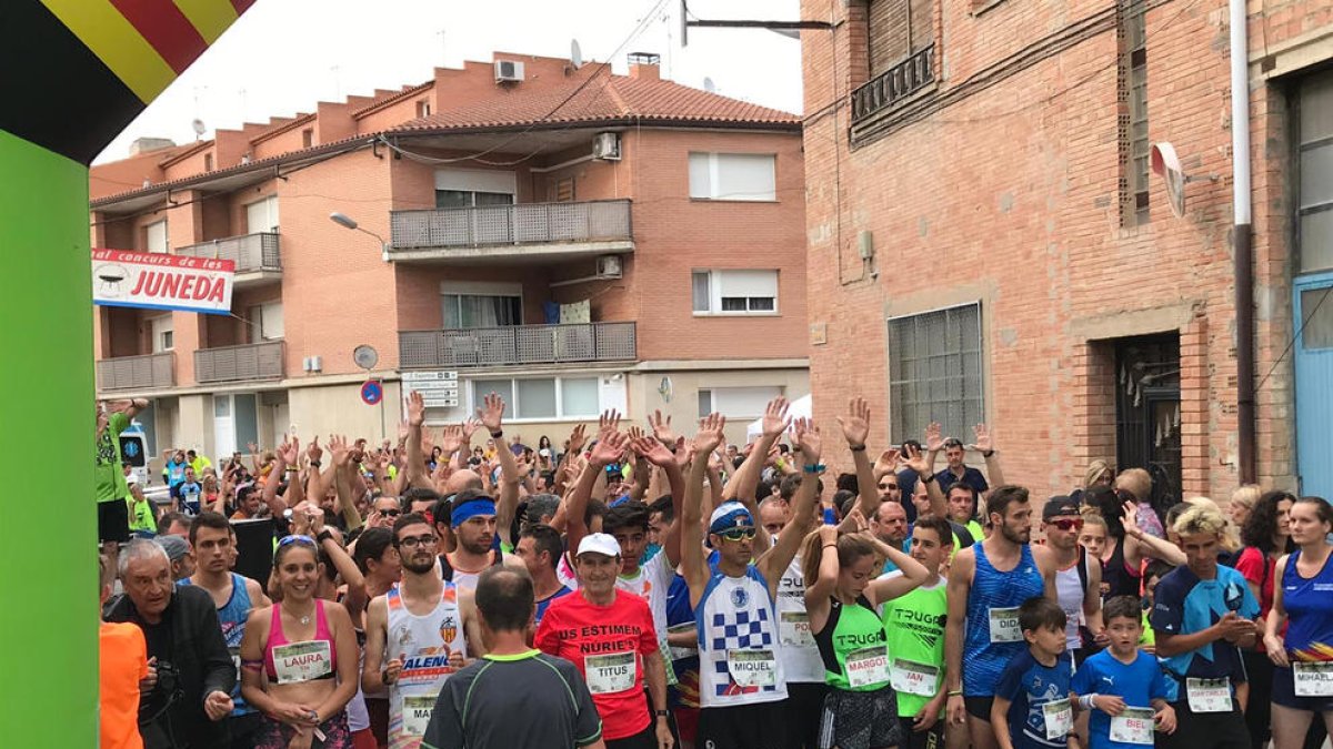 Los corredores en los momentos previos a la salida.