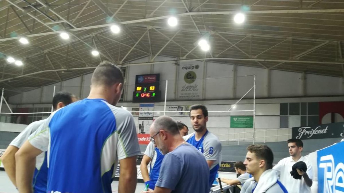 Albert Folguera da instrucciones en un momento del partido de ayer en la pista del Noia.