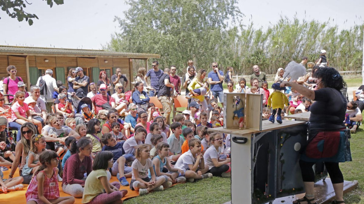 Decenas de niños disfrutaron ayer de las distintas actividades en la Mitjana.