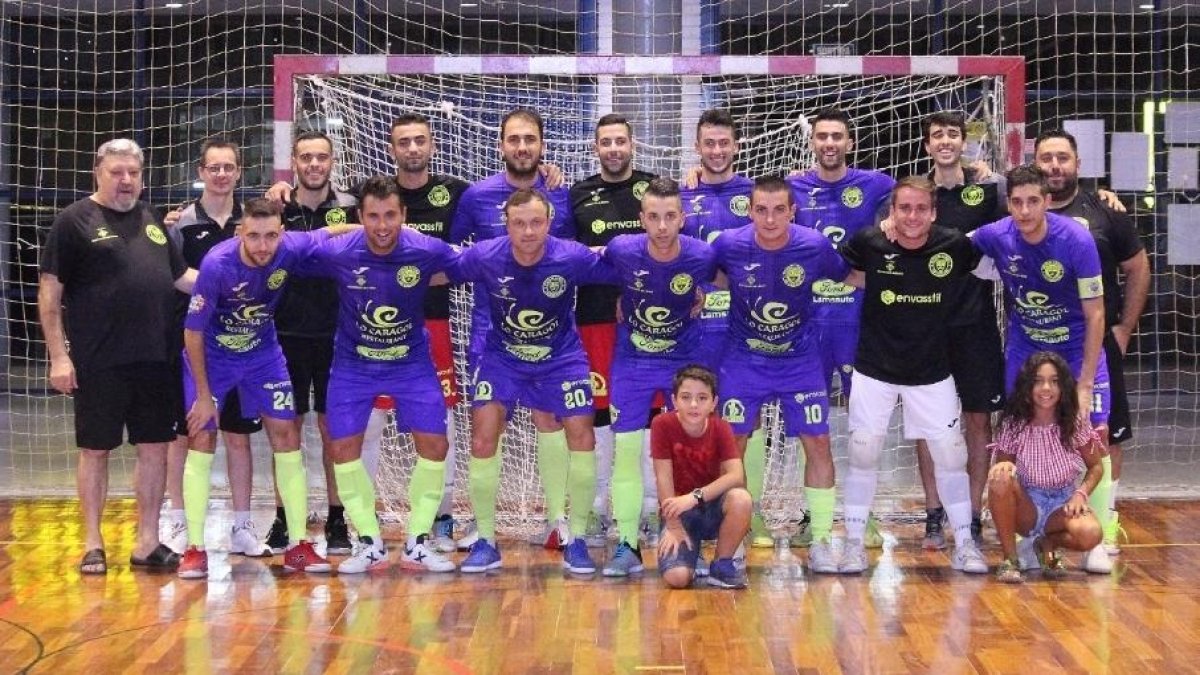 La plantilla del Lamsauto Futsal Lleida, ayer antes del partido ante el Cerdanyola.