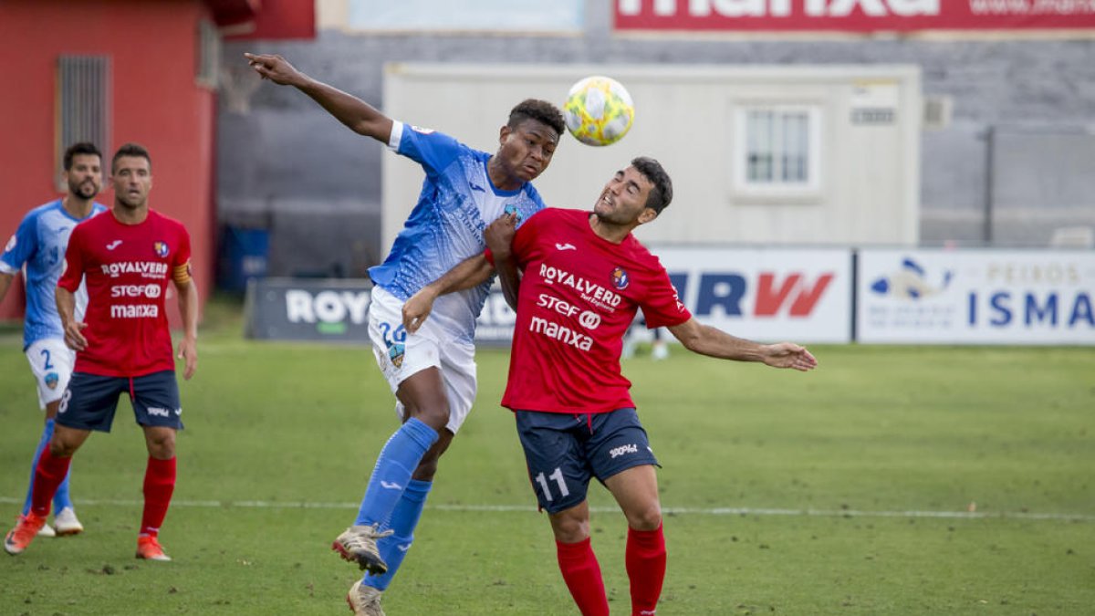 Joanet disputa una pilota al jugador de l’Olot, Pedro, en una acció del partit de dissabte.