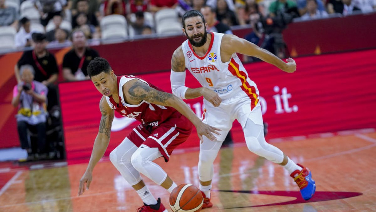 Ricky Rubio y AJ Slaughter disputan un balón durante el encuentro de cuartos del Mundial.