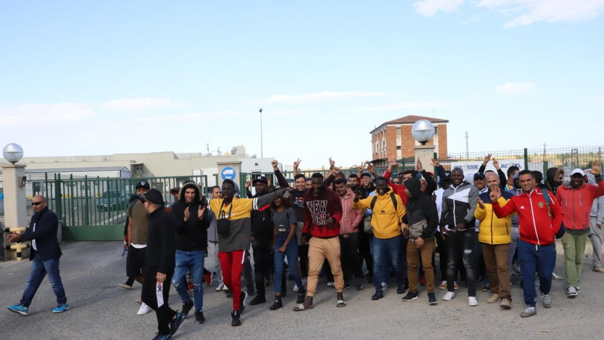 Decenas de trabajadores de Adapta Facility, ayer a las puertas del matadero Avidel.