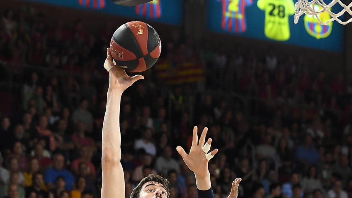 Ante Tomic llança un ganxo davant de Williams i Vázquez.