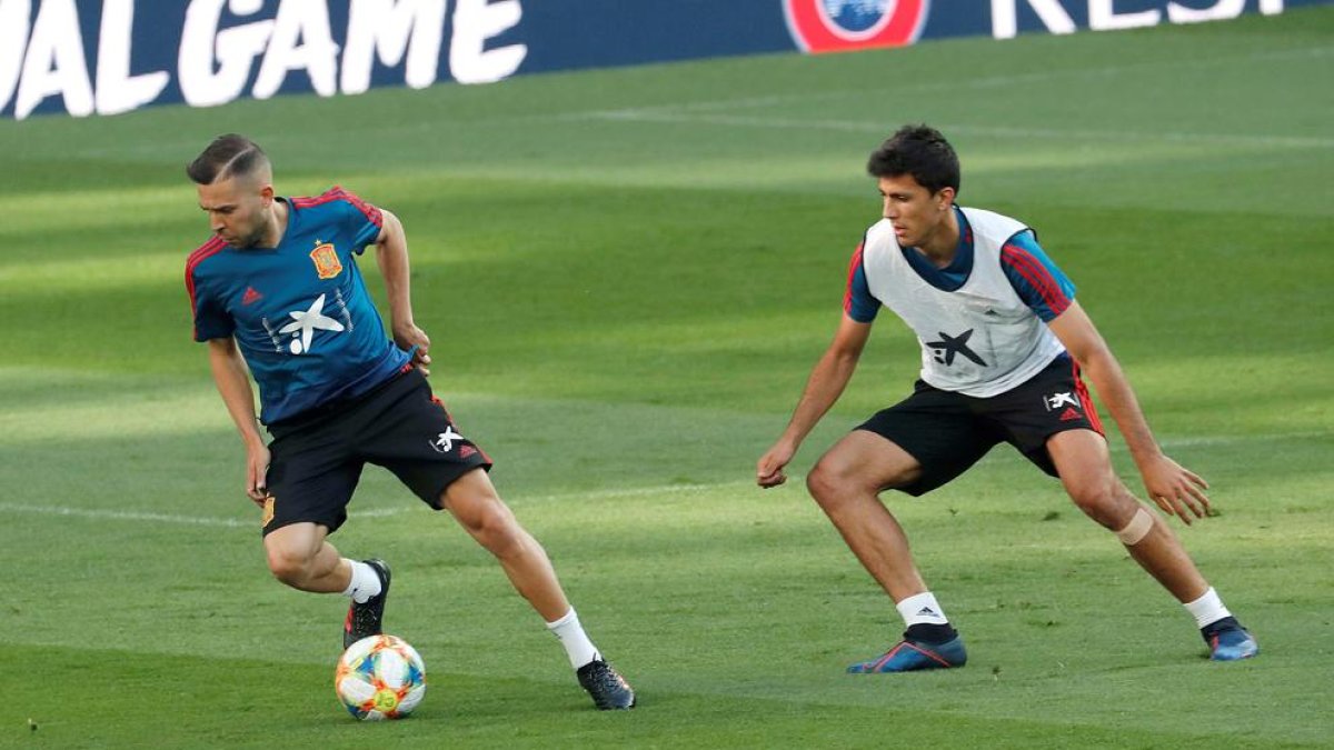 Jordi Alba controla el balón ayer con la selección.