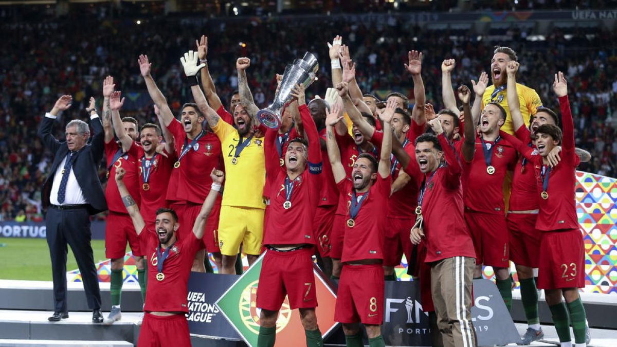 Els jugadors de la selecció de Portugal celebren el títol aconseguit a l’estadi Do Dragao de Porto.