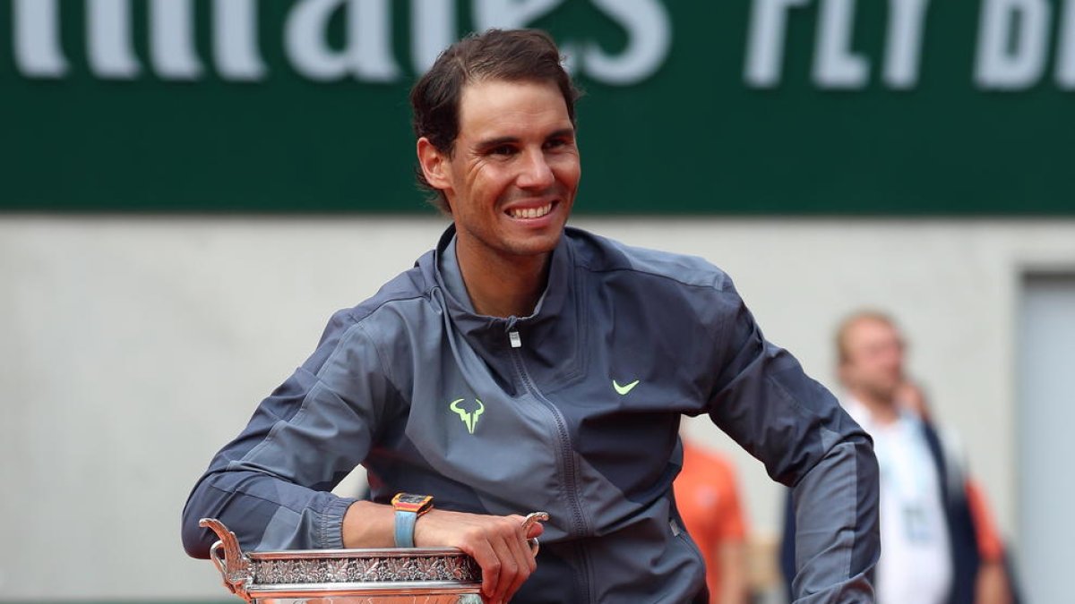 Rafa Nadal posa somrient i relaxat amb el seu dotzè trofeu a París.