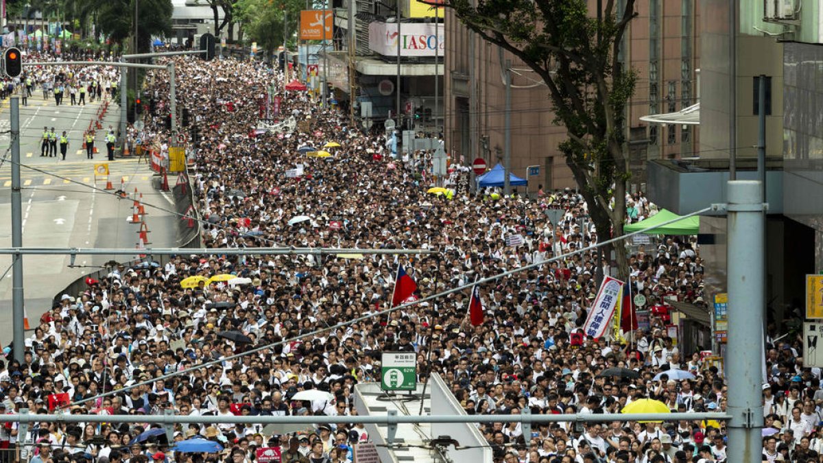 Centenars de milers de persones, ahir, a Hong Kong, durant la històrica marxa de protesta.