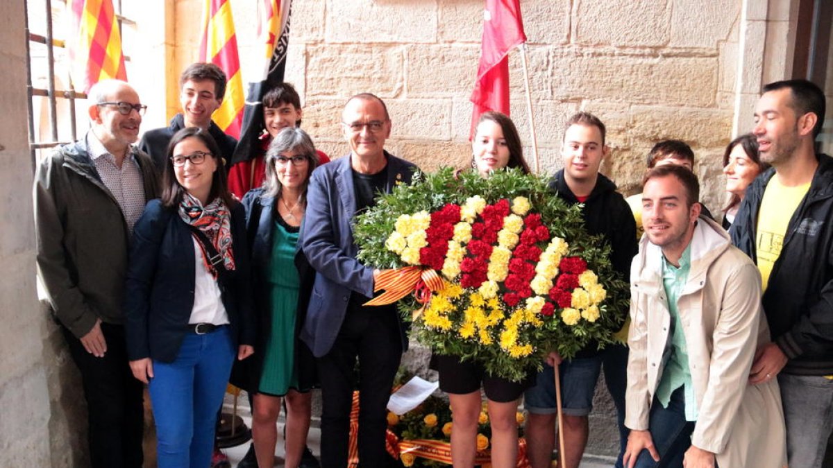 El alcalde de Lleida, Miquel Pueyo, antes de depositar la ofrenda en el edificio del Roser, con representantes de ERC y concejales republicanos de la Paeria.