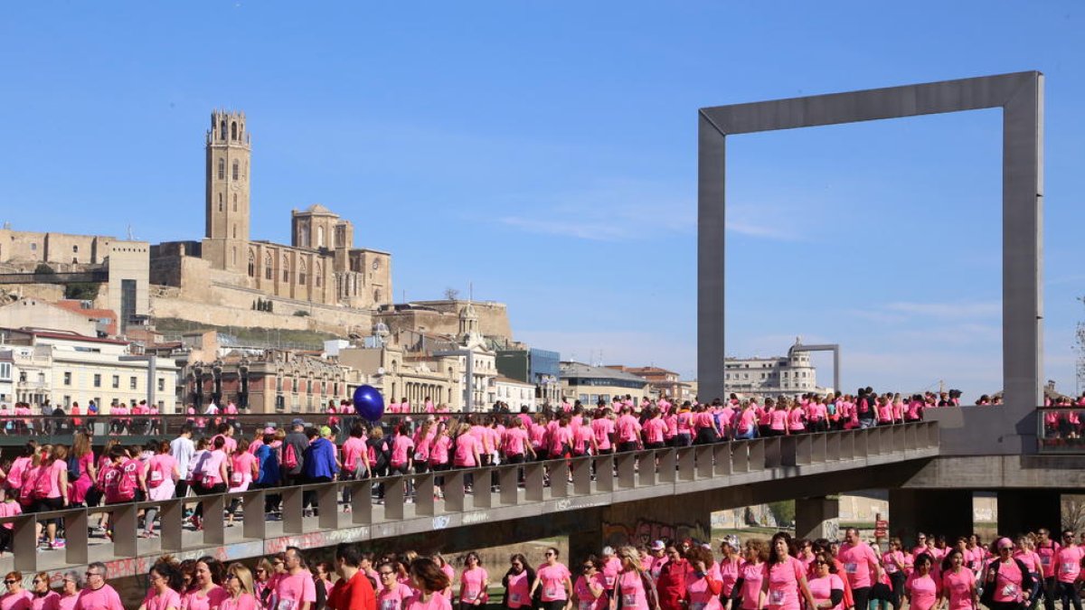 Un momento de la VII Cursa de la Dona Nayox Lleida, con la imagen de la Seu Vella al fondo.