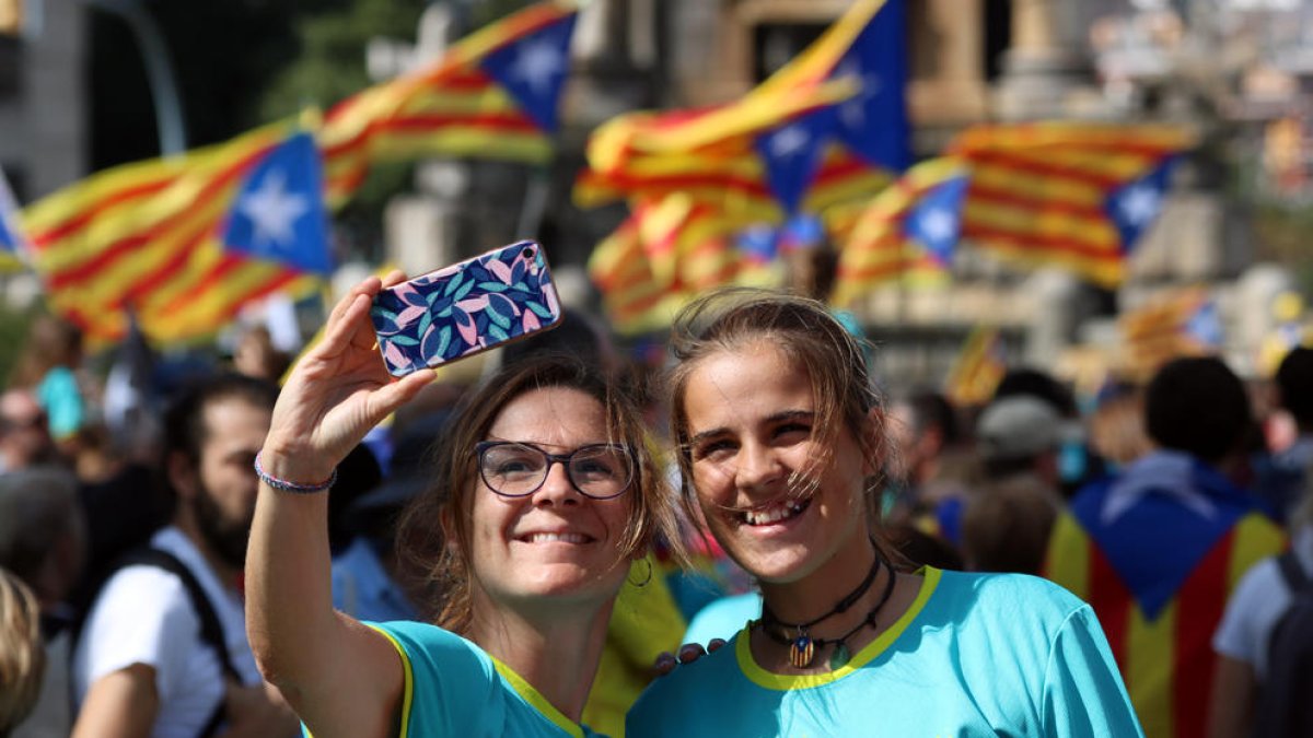 Els manifestants omplen la plaça Espanya i els carrers adjacents