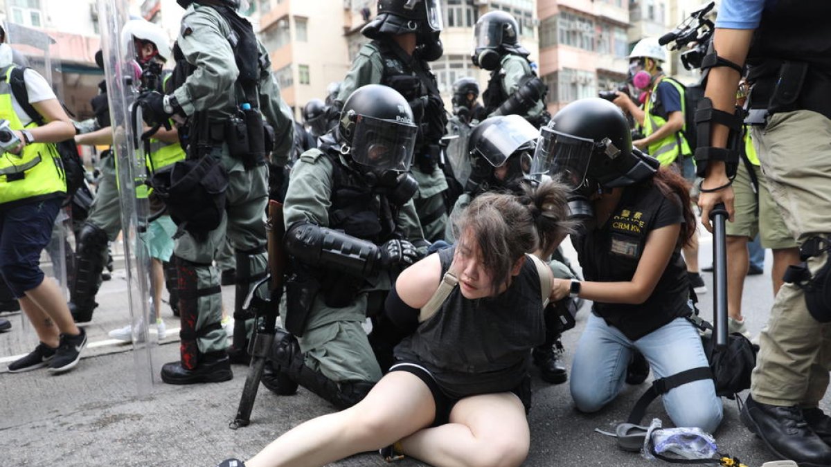 La Policía detiene a uno de los manifestantes.
