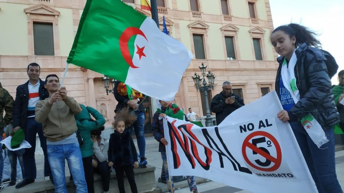 La manifestació d’algerians ahir a Lleida, davant de la subdelegació del Govern.