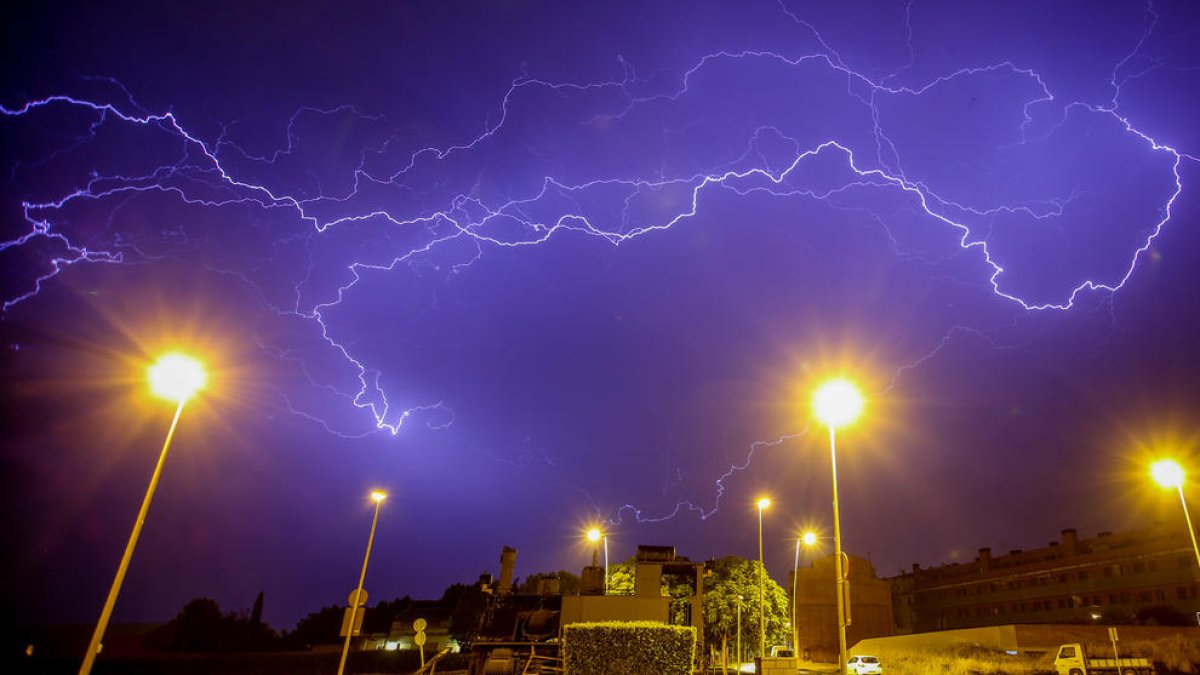 Les tempestes van estar acompanyades per un abundant aparat elèctric.