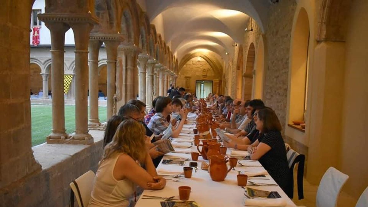 El sopar medieval dilluns a la nit al claustre de les Avellanes va reunir més de 160 persones.