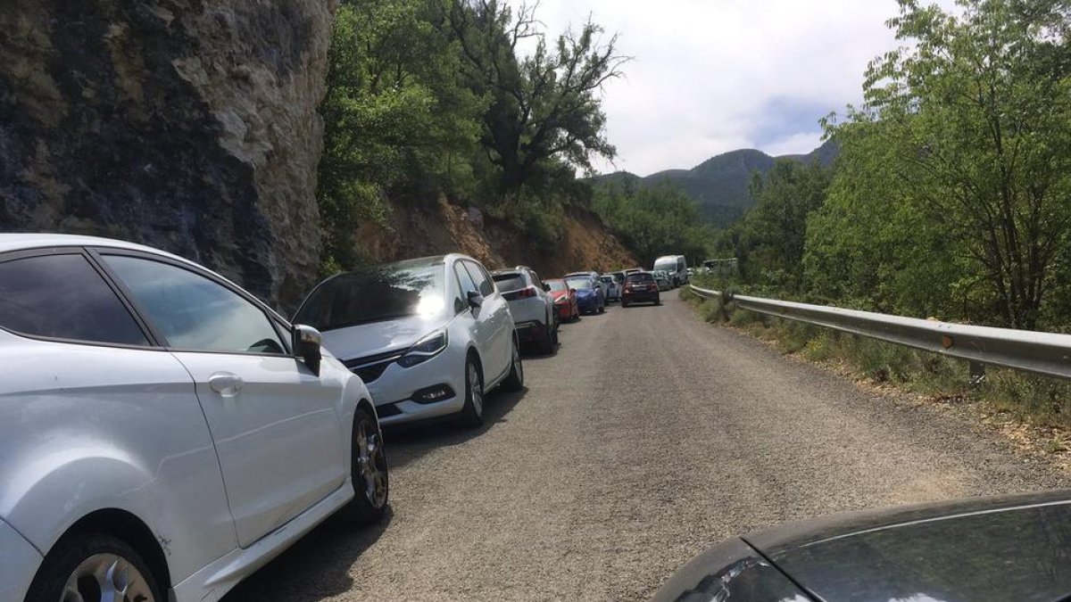 Invasió de cotxes a la carretera local de Sant Esteve de la Sarga per arribar a Mont-rebei.