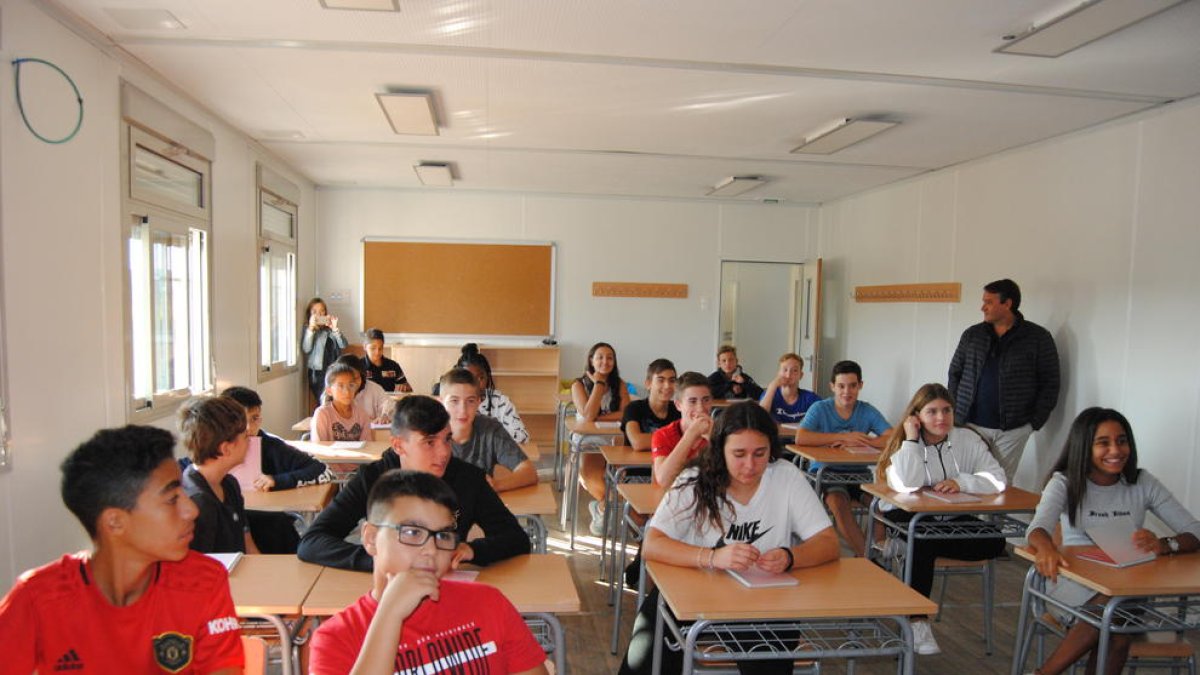 Estudiantes en el interior de los módulos acondicionados como nuevo instituto de Mollerussa.