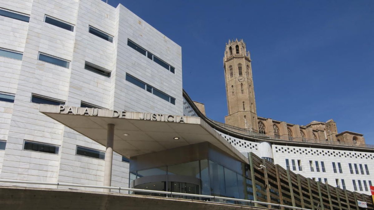 Vista de la entrada a la Audiencia Provincial de Lleida. 