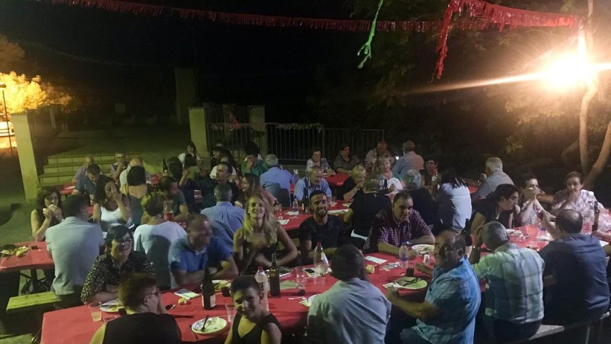 Sopar popular dissabte passat en el marc de la festa major de l’Alzina.