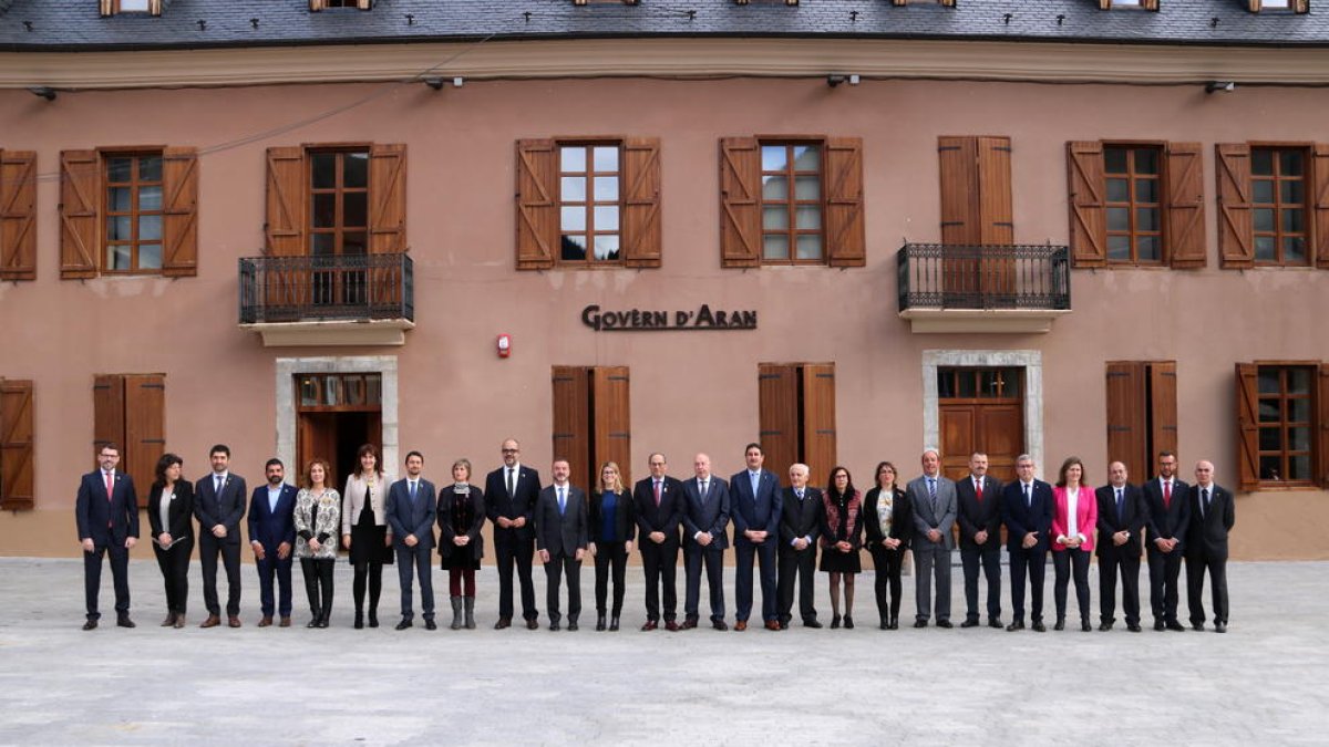 Miembros del Conselh y de la Generalitat ayer, ante la sede del Conselh Generau.