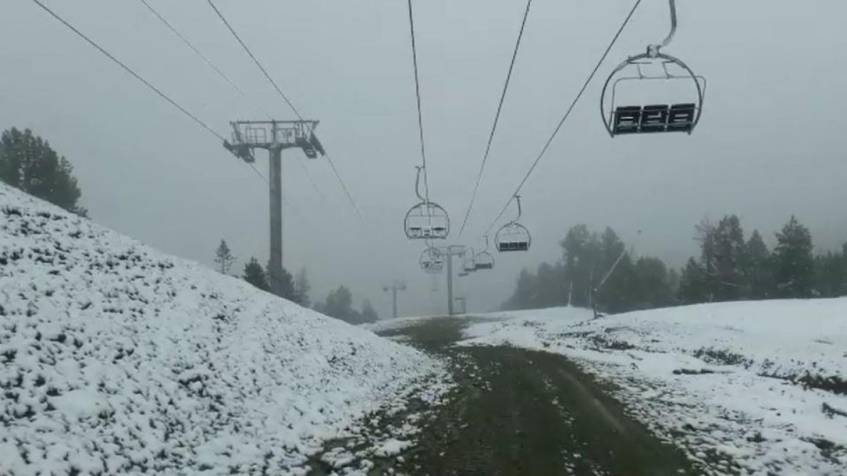 El aspecto invernal que ofrecía ayer la estación de esquí de Port Ainé tras la nevada.