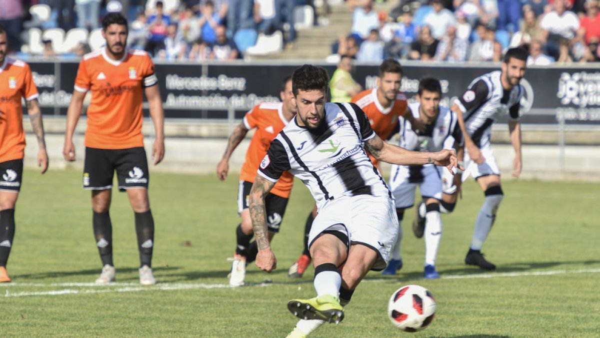 Éder Díez lanzando un penalti la pasada temporada en las filas del CD Badajoz.